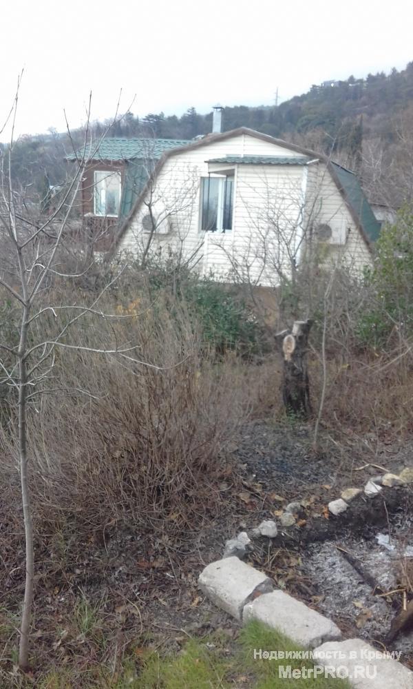 Продается дом в живописном месте города Алупка. Дом площадью 96 м2, располагающегося на участке в 1000 м2, к участку... - 3