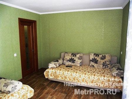 Сдаю двухкомнатную квартиру, в центре г. Евпатории по ул 13Ноября д.79, у входа в парк Фрунзе, возле гост. Украина.... - 1