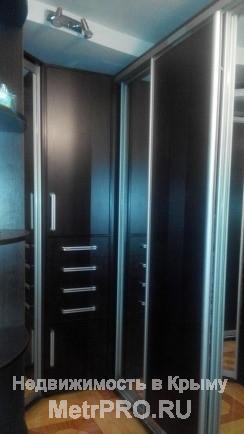 Продается 2-ая квартира на 1 этаже 5 этажного дома. Квартира с ремонтом, высокий цоколь, в длину всей квартиры лоджия... - 1