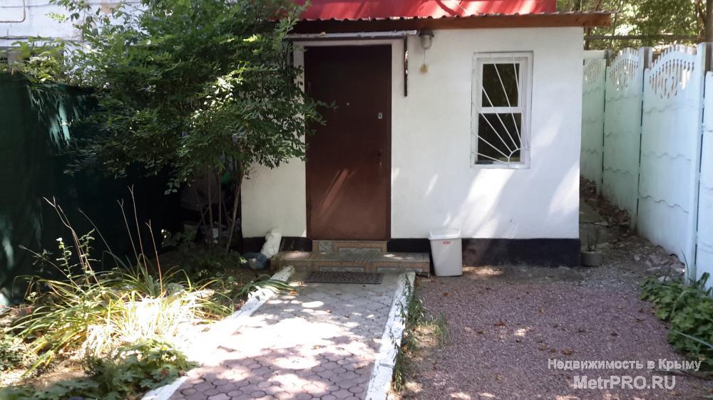 В центре г.Алушта, по ул.Партизанская, продается однокомнатная квартира на первом этаже трехэтажного дома, с... - 2