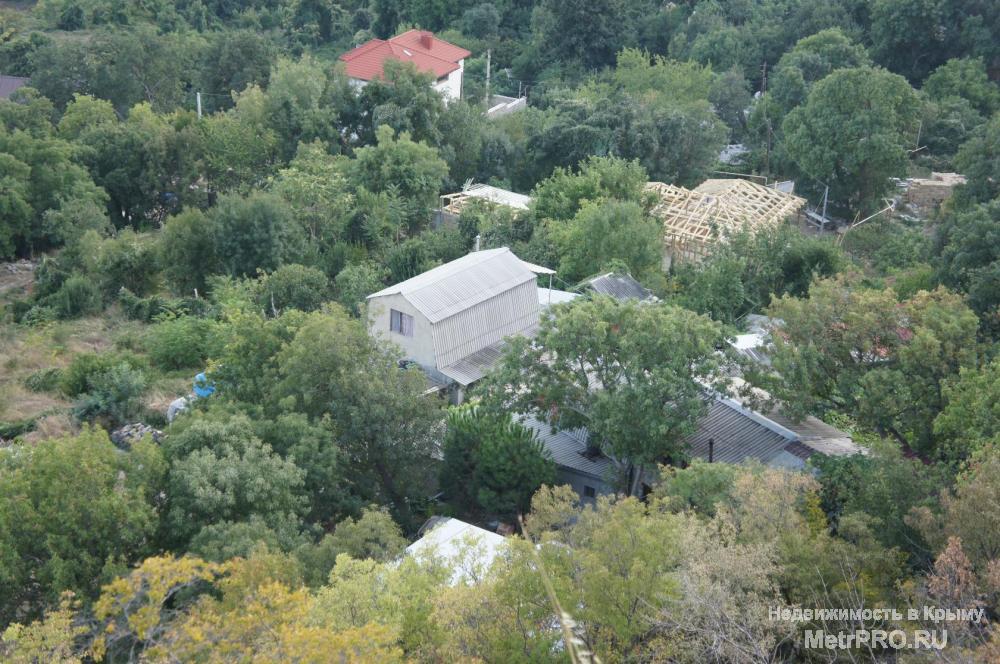 Продам два участка: один 4 сотки, имеется фундамент и строй материал; второй 20 соток  имеются строения домов, могу... - 15