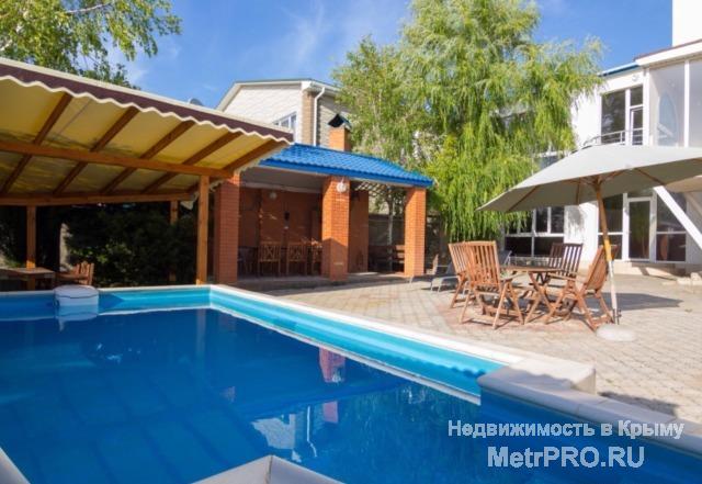 Сдается дом с бассейном на первой линии у моря. 30км от города, Вязова Роща пос. Орловка.   Площадь 200кв.м., участок...