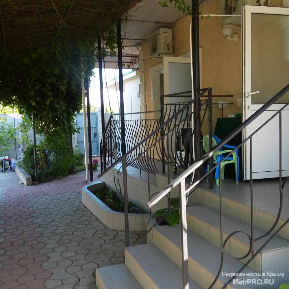 Продаётся дом в Героевском. Дом гостиничного типа, 90м2, 2 этажа, участок 9 соток, есть небольшой домик, номера... - 18