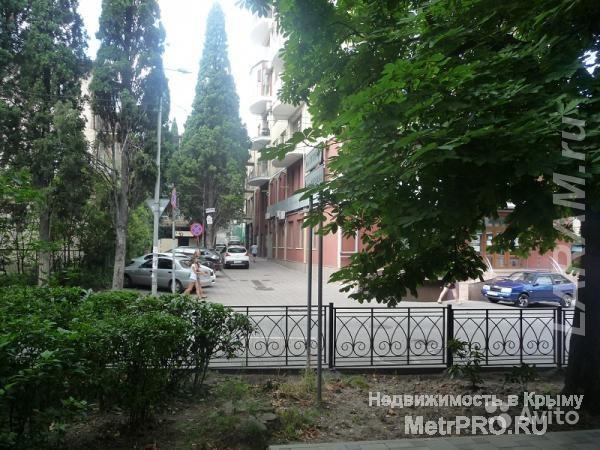 Сдается посуточно двух комнатная квартира в Ялте возле моря.   Квартира расположена в 7-ми минутах ходьбы от моря, по... - 2