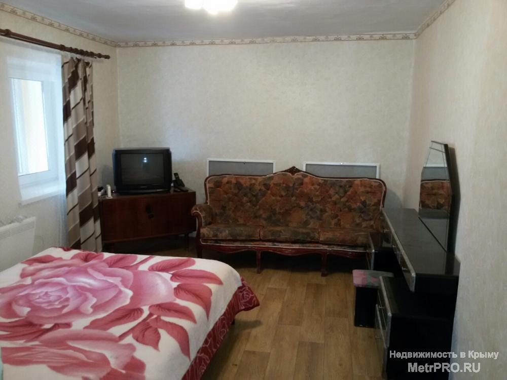 Сдам уютный дом в морском поселке Кача. В доме 7 спальных мест, две комнаты, обустроенная кухня , санузел в... - 1