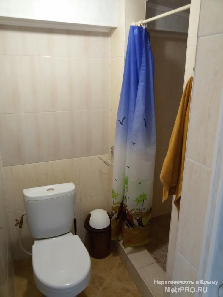 Сдам уютный дом в морском поселке Кача. В доме 7 спальных мест, две комнаты, обустроенная кухня , санузел в... - 6