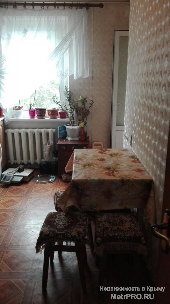 Продается просторная трехкомнатная квартира в пос. Кореиз. Дом расположен в удобном жилом районе с хорошо развитой... - 3