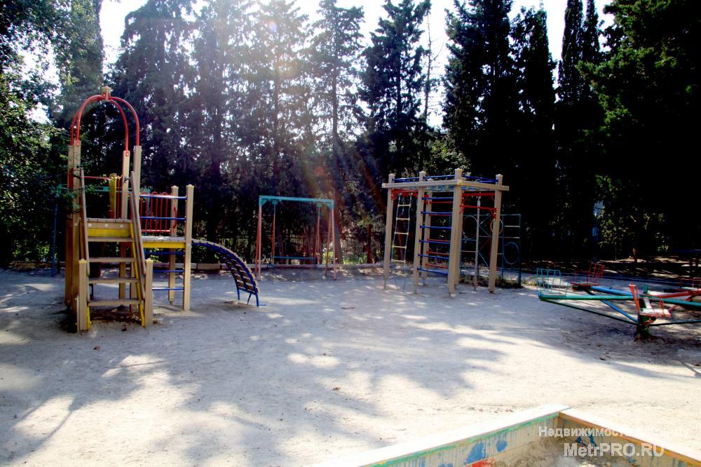 Однокомнатная грузинка в хорошем чистом жилом районе Алупки. Удобная инфраструктура для жизни. В одной минуте ходьбы... - 12