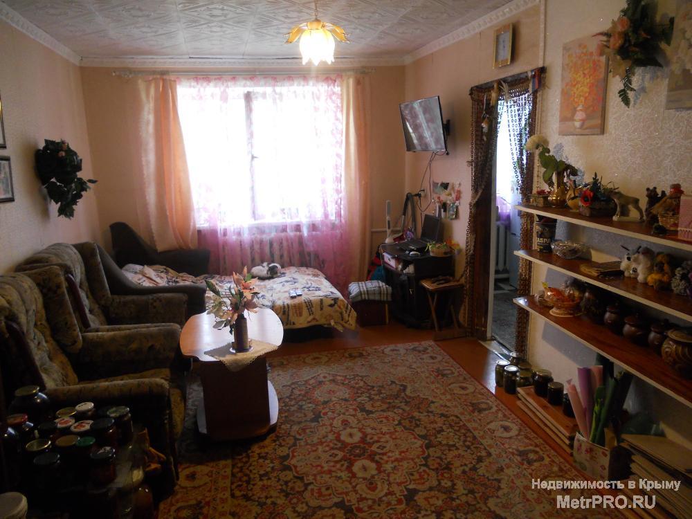 просторная 18.9 кв. м. зал, 10.2 кв. м. спальня. Кухня — 5.2 кв. м.     Квартира находится на первом этаже, в доме...
