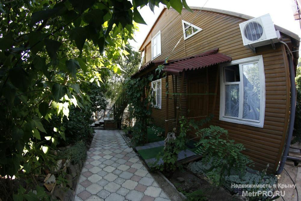 Отдых в Крыму, Новый свет    Мы предлагаем первый этаж в деревянном доме: большая терраса (веранда), три комнаты...