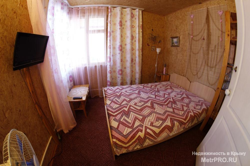 Отдых в Крыму, Новый свет    Мы предлагаем первый этаж в деревянном доме: большая терраса (веранда), три комнаты... - 1
