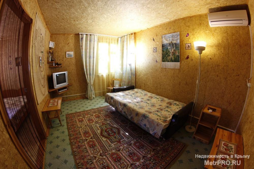 Отдых в Крыму, Новый свет    Мы предлагаем первый этаж в деревянном доме: большая терраса (веранда), три комнаты... - 3