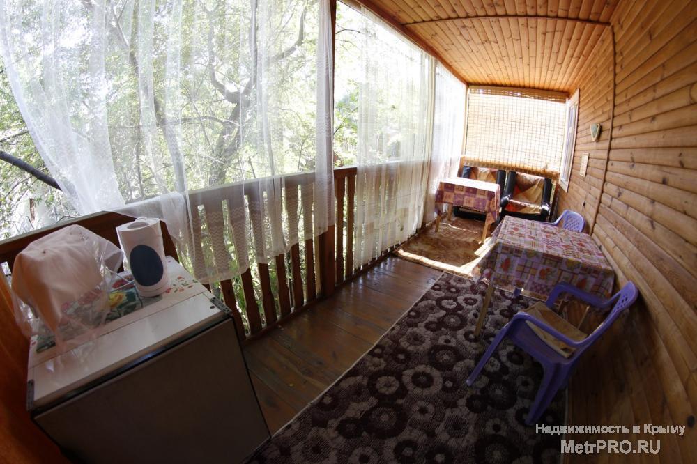 Отдых в Крыму, Новый свет    Мы предлагаем первый этаж в деревянном доме: большая терраса (веранда), три комнаты... - 4