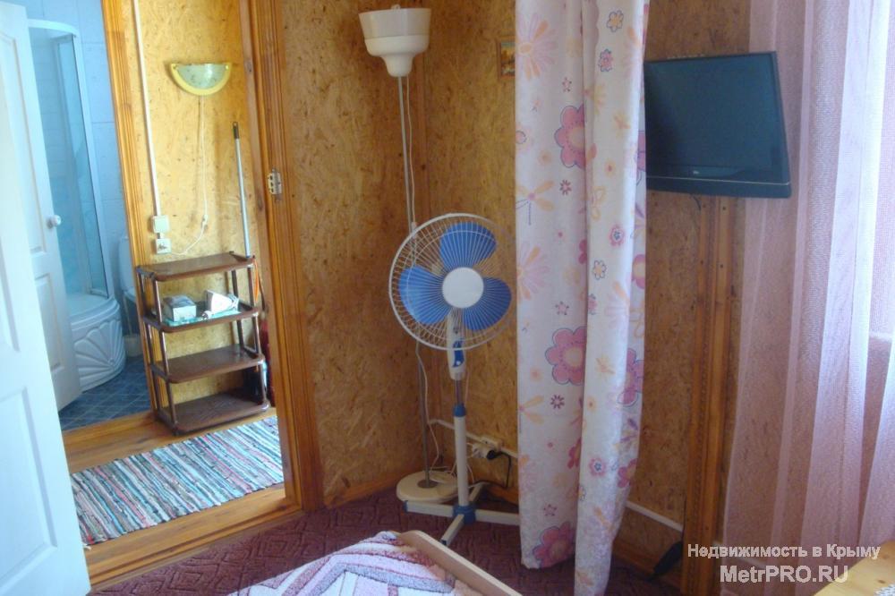 Отдых в Крыму, Новый свет    Мы предлагаем первый этаж в деревянном доме: большая терраса (веранда), три комнаты... - 9