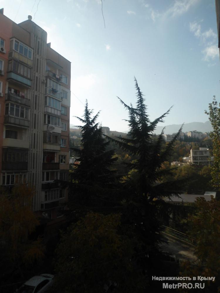 Продается 2ккв по адресу: г. Ялта, ул Суворовская, общая площадь 52квм+балкон 4квм и лоджия 8квм, включает раздельные... - 6