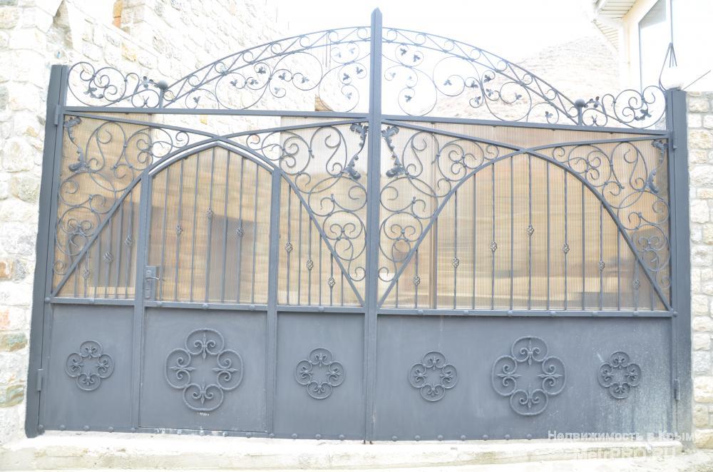 Пансионат располагается на берегу моря горного Крыма (в 150 метрах от природных пляжей), спальный район, занимает... - 39