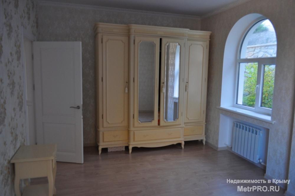 Предлагаем к продаже домовладение в Ливадии, вблизи Ливадийского дворца.  На участке 8 соток построены 2 дома , общей... - 37