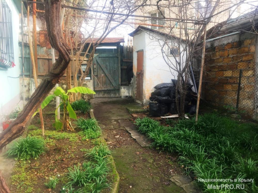 Продажа дома старой постройки в центре Ялты, по ул.Рабочая. Дом общей площадью 63 м3, земля 4 сотки. Состояние дома...
