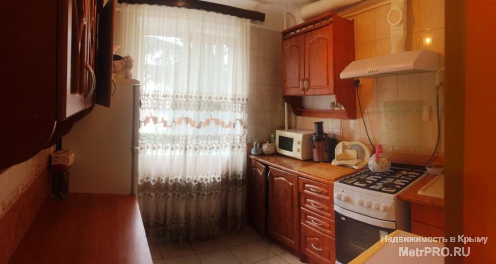 Продажа 2 к.кв в центре Ялты, по ул.Московская р-н остановки «Октябрь».  Общая площадь квартиры 44,9 м2, комнаты 18 и...