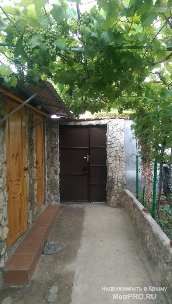Сдаём номера в частном секторе, не далеко от центра Феодосии, на улице Володарского, 18.  Большой, закрытый, зелёный... - 2
