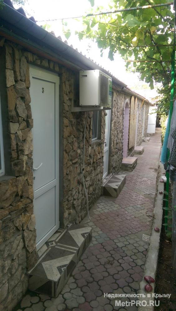 Сдаём номера в частном секторе, не далеко от центра Феодосии, на улице Володарского, 18.  Большой, закрытый, зелёный... - 8