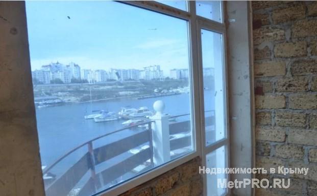 В продаже апартаменты на берегу моря, с балконом, большими окнами и красивым видом на бухту Стрелецкая.   Апартамент... - 3