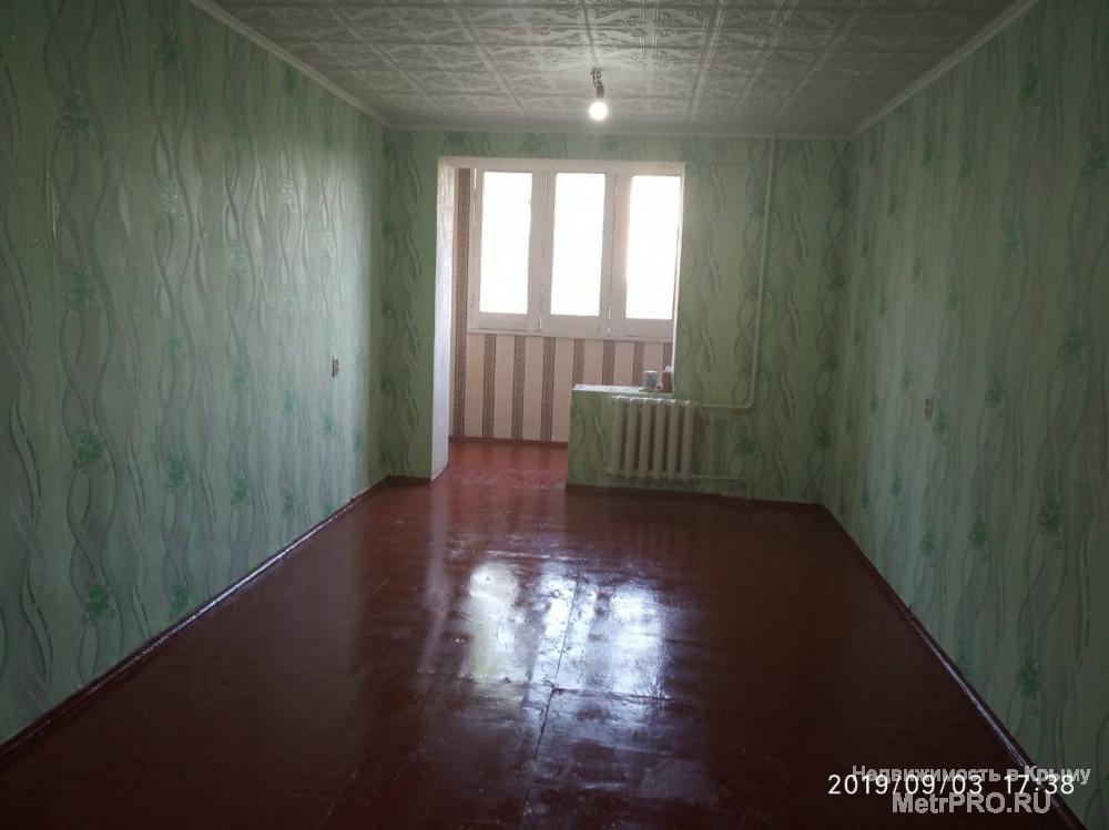 Продается комната в двухкомнатном блоке. Площадь комнаты 18,6 кв.м. Большой балкон, застеклен.  Площадь комнаты: 18.6... - 3