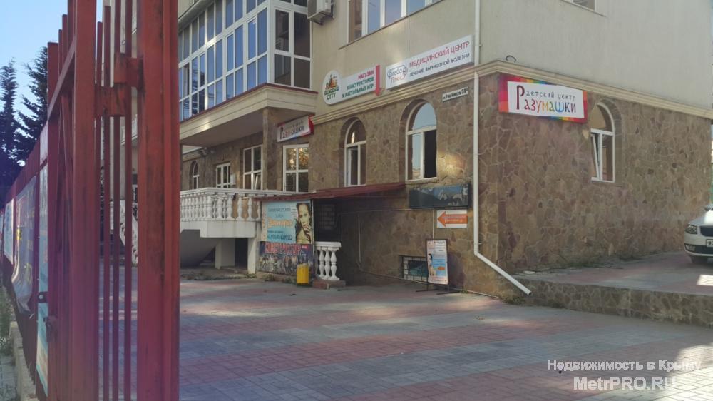 Продается нежилое помещение, площадью 135,6 кв. м. В данный момент  - действующий магазин, парикмахерская, офис....
