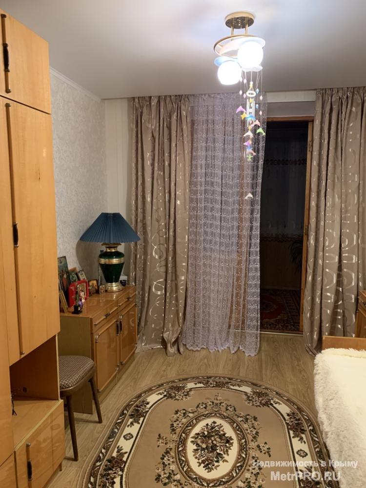 Код объекта 23549729.    Продам трёхкомнатную квартиру 68/39.6/12.1 кв. м на третьем этаже пятиэтажного блочного дома... - 4