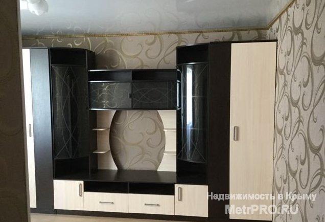 Продам квартиру в новом 8 микрорайоне с качественным ремонтом, полы - ламинат в комнате, плитка на кухне и коридоре.... - 1