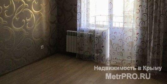 Продам квартиру в новом 8 микрорайоне с качественным ремонтом, полы - ламинат в комнате, плитка на кухне и коридоре.... - 2
