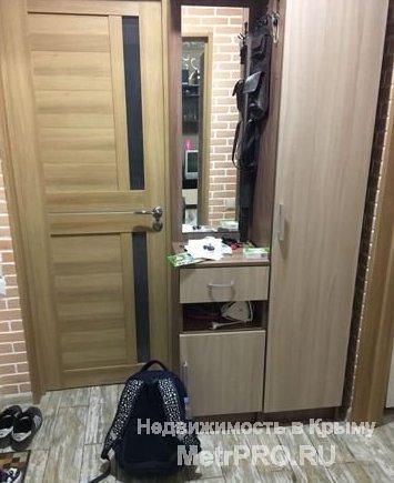 Продам квартиру в новом 8 микрорайоне с качественным ремонтом, полы - ламинат в комнате, плитка на кухне и коридоре.... - 9