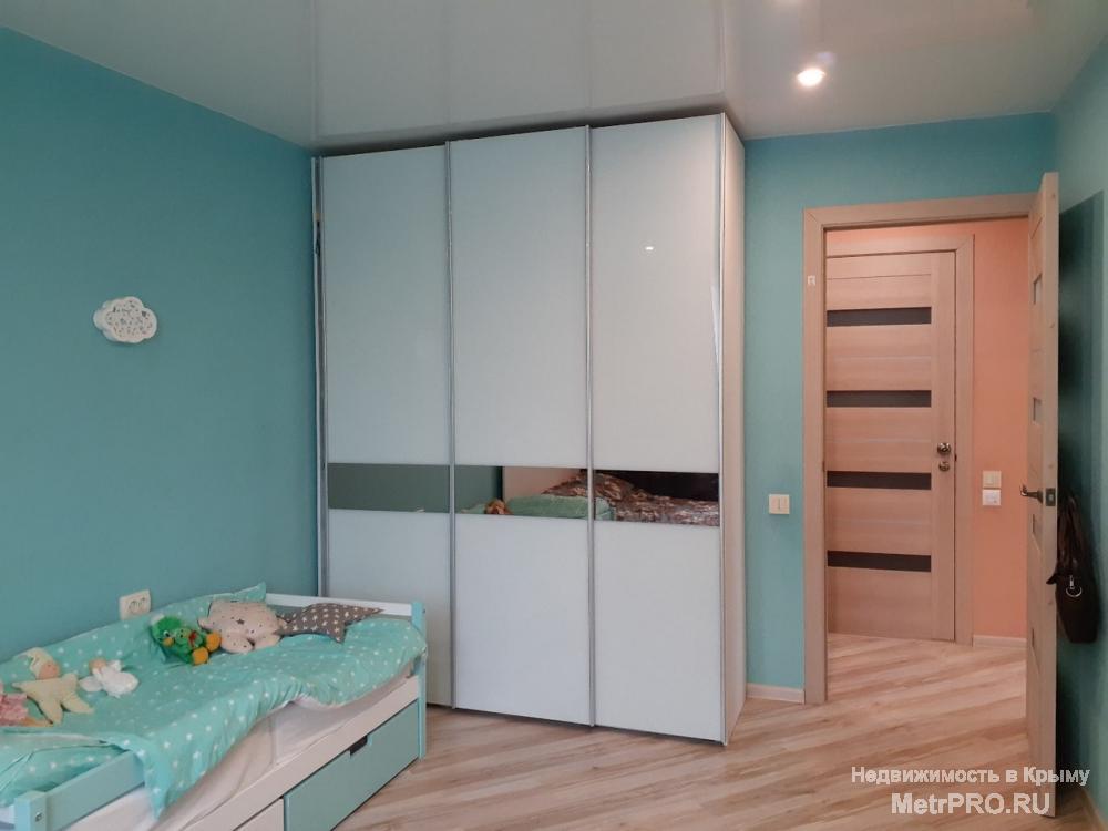 В продаже уютная двухкомнатная квартира с ремонтом и большой застекленной лоджией на проспекте Победы.  Дом...