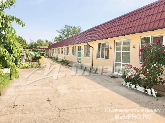 Общая площадь всех строений = 490 кв.м.  Земельный участок = 20 соток.     Дом – хозяйский 160 кв.м..  1 этаж: гараж,...