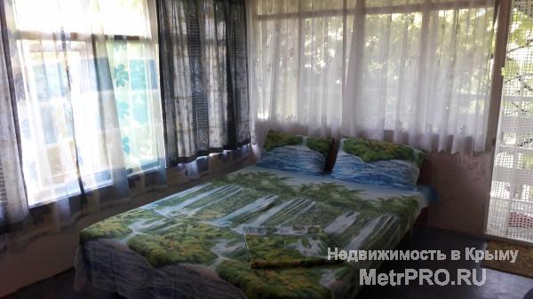Лето в Крыму - это лето в Феодосии! Уютные 2-3-местные номера со всеми удобствами и Wi-Fi, милый дворик, радушный... - 12