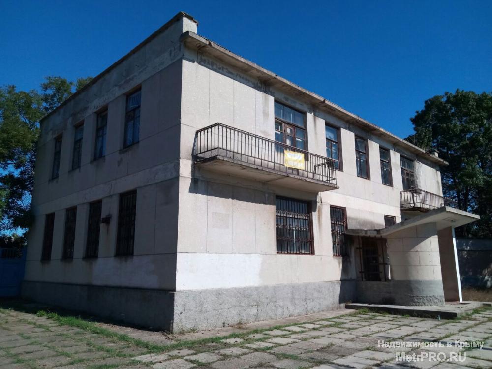 Продам помещение в Керчи под офис    Продам здание в Керчи (район завода Войкова) под офисные помещения. Фасадное,...