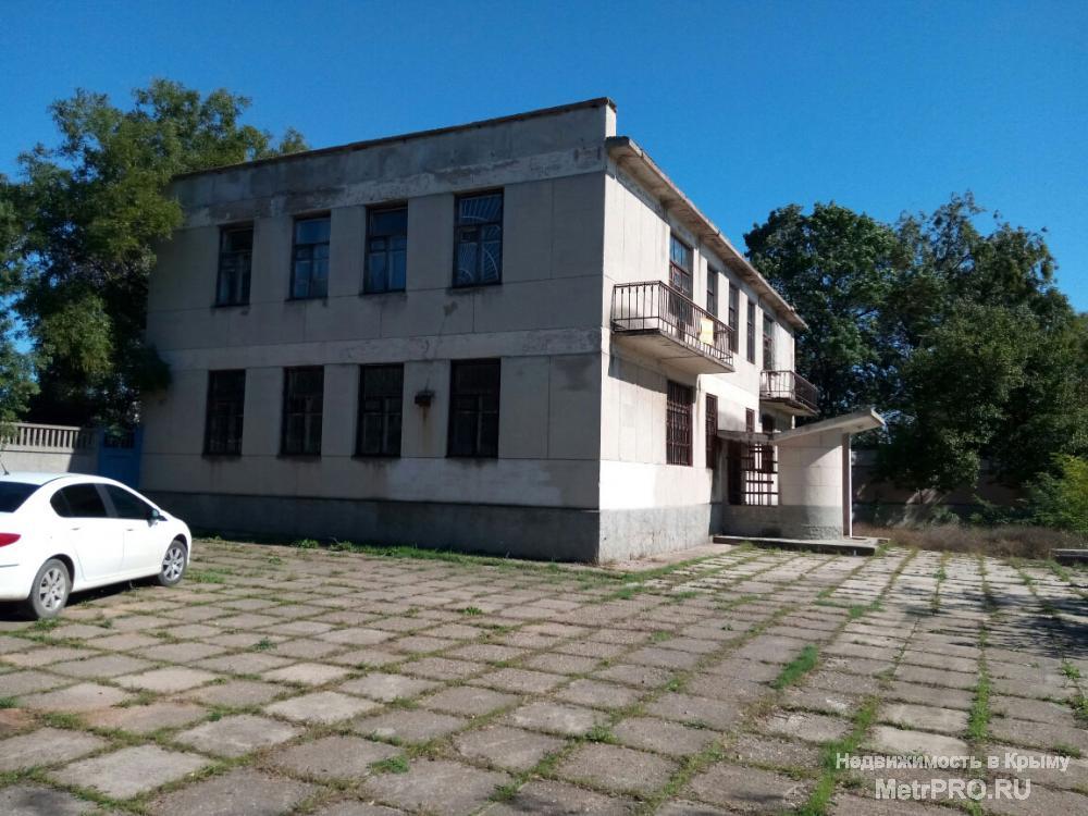 Продам помещение в Керчи под офис    Продам здание в Керчи (район завода Войкова) под офисные помещения. Фасадное,... - 2