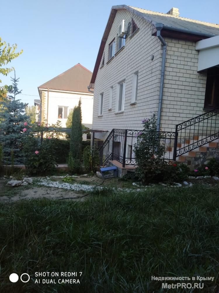 Продам двухэтажный дом в районе Белого Бассейна. Площадь дома 240 м.кв., участок 5,9 сотки. В доме расположены 6...