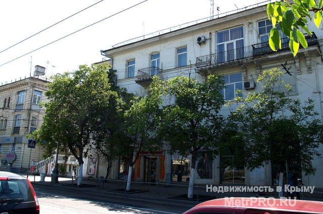 Сдается длительно, с октября месяца, 3-х комнатная квартира расположена в самом центре города на третьем этаже... - 11