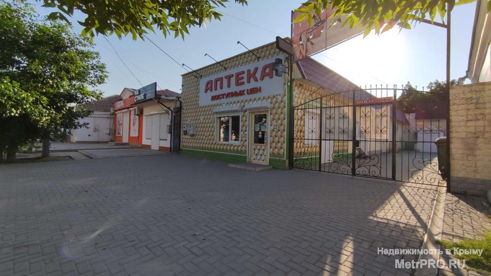 Крым,  Красногвардейский район,  село Октябрьское.    Здания площадью 538 кв.м.  На первом этаже находится 9...