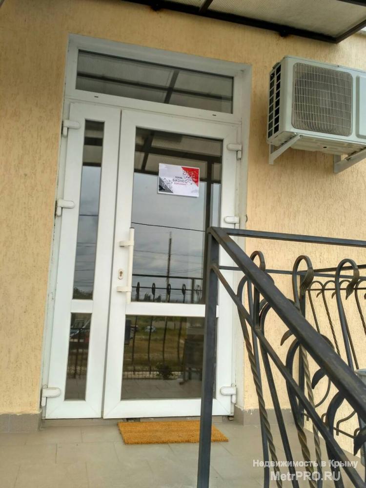 Сдам в аренду собственное помещение.  Помещение расположено на первом этаже здания, на первой линии, большие светлые... - 1