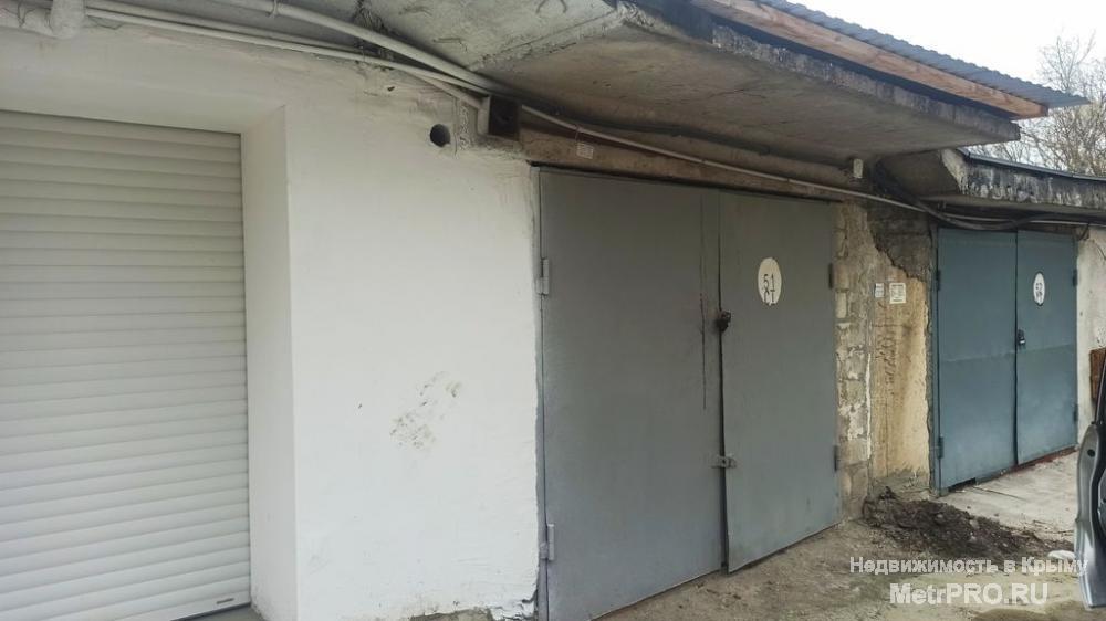 Гараж в три этажа, площадь каждого - 18 кв.м. Сложен из кирпича и бетона. Часть стены из Инкерманского камня. Попасть...