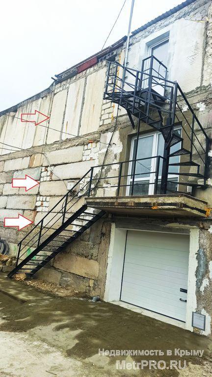 Гараж в три этажа, площадь каждого - 18 кв.м. Сложен из кирпича и бетона. Часть стены из Инкерманского камня. Попасть... - 2