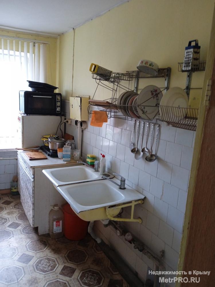 Продаётся комната в коммунальной квартире. Адрес: Евпатория, ул. Сытникова, 8, 5 этаж 5-ти этажного дома. Хорошие... - 3