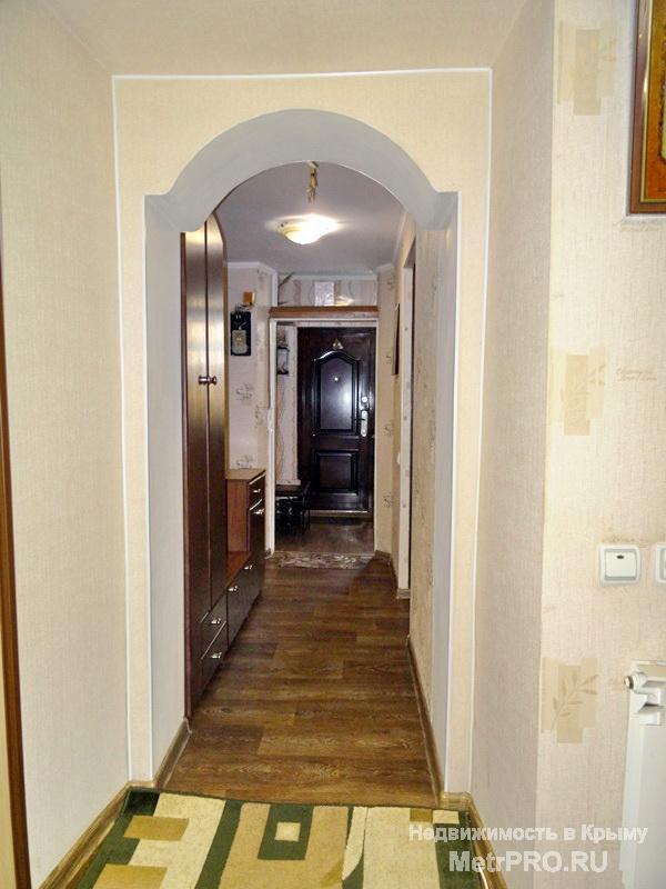 Сдается 2-комн. квартира посуточно, площадью 49 м2.  Жилая площадь 38 кв.м, кухня 9 кв.м, комнаты: 17/21 м2. В...