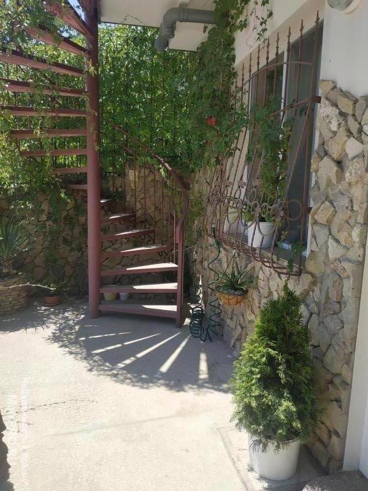 Предлагаем уютные двухместные и трёхместные номера в трёхэтажном частном доме без двора.  В доме имеются четыре 2-ух... - 14