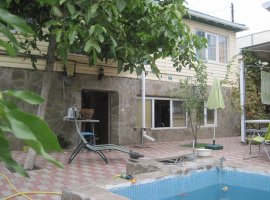 В спальном районе Ялты продаётся дом на Грибоедова, в окружении...