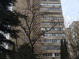 Продается четырехкомнатная квартира в спальном районе г.Ялты, на...