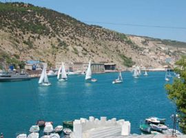 Сдается в Балаклаве 2-х местный коттедж  с видом на море. Горячая...