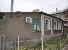 Дом, часть домовладения на ул.Азарова.

В доме две смежные...